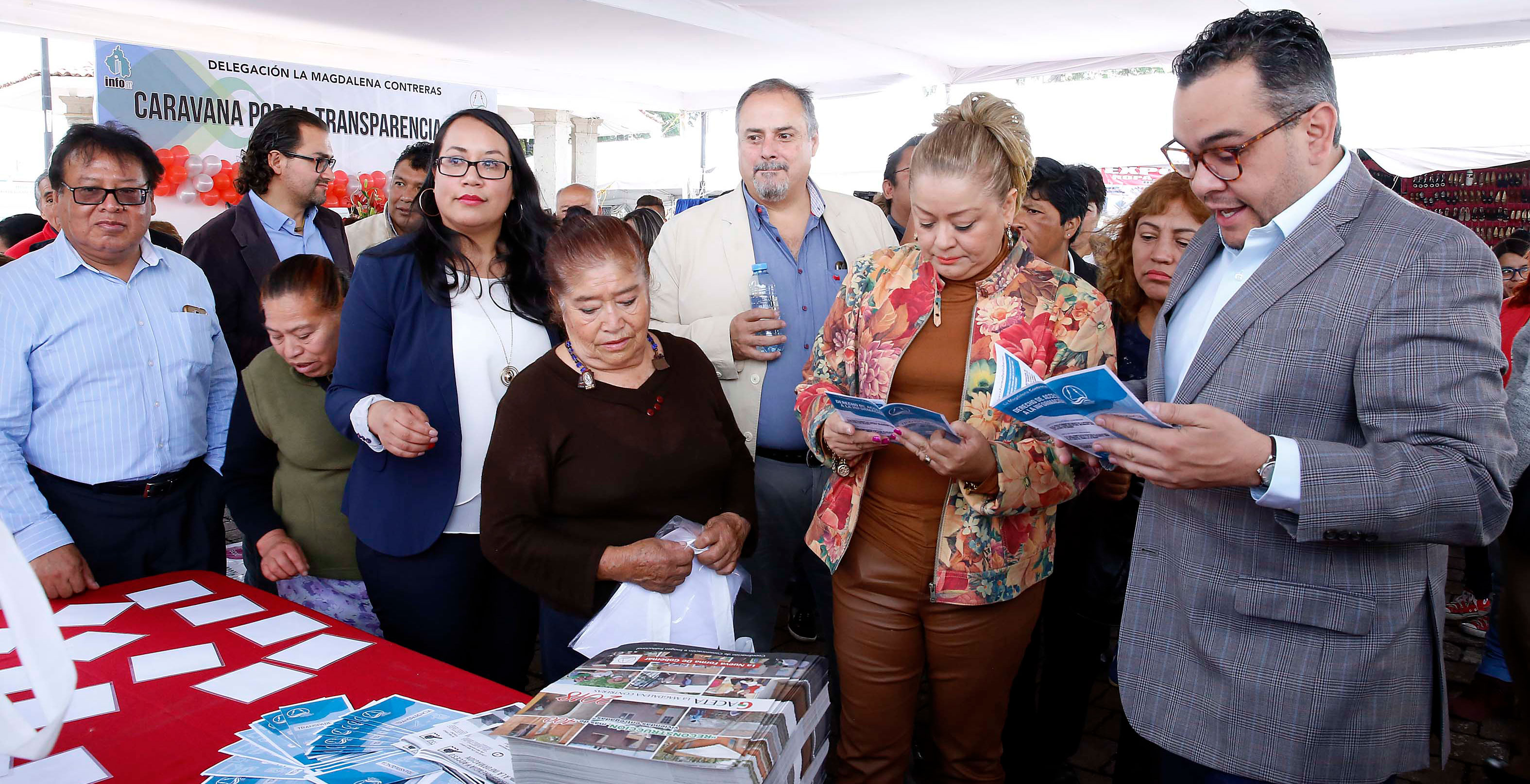 Fotografía del Comisionado en el evento Ferias y caravanas por la Transparencia