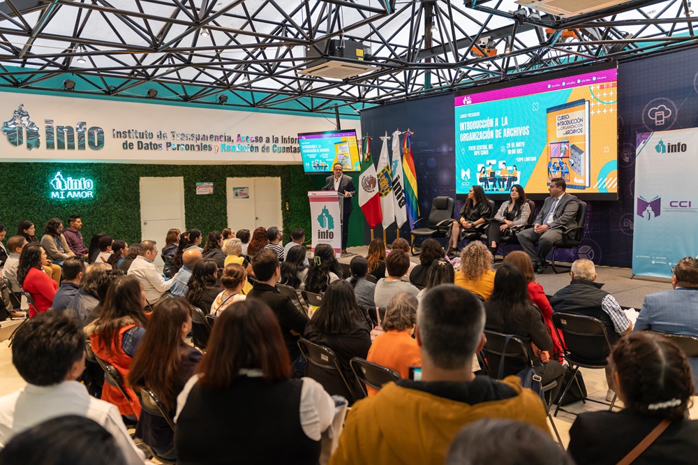 Personas servidoras públicas participando en una capacitación sobre transparencia, acceso a la información pública y protección de datos personales organizada por el INFOCDMX