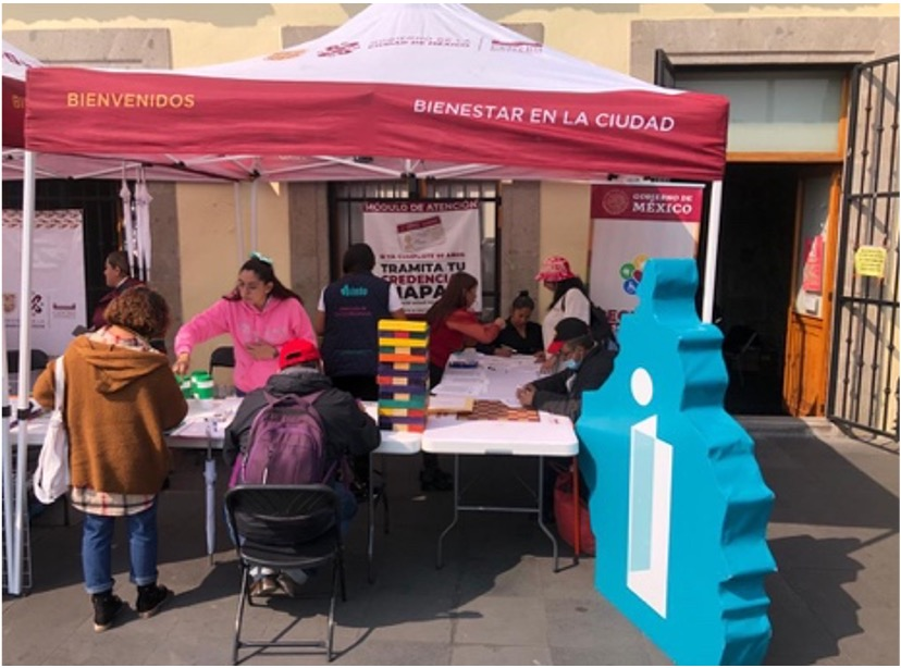 Fotografía del evento Caravana por la Transparencia y la Privacidad, con la Autoridad del Centro Histórico.