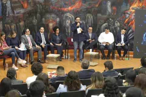 Evento en el Auditorio Benito Juárez de la Facultad de Derecho UNAM con especialistas, académicos, congresistas y autoridades reflexionando sobre inteligencia artificial.