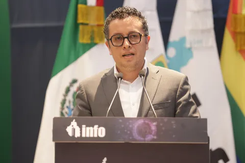 Fotografía de la Conferencia Magistral PUCCINELLI