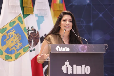 Participante exponiendo durante el evento Escazú 100924 del INFO CDMX.