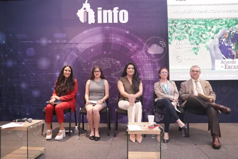 Asistentes en el foro sobre el Acuerdo de Escazú organizado por INFO CDMX.