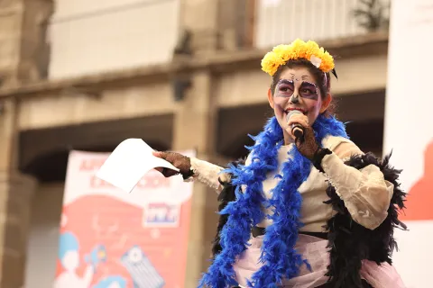 Participante del evento de Calaveritas, organizado por el equipo de Estado Abierto del INFOCDMX.