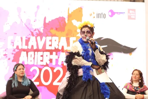 Participante del evento de Calaveritas, organizado por el equipo de Estado Abierto del INFOCDMX.