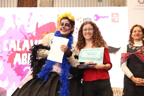 Participante del evento de Calaveritas, organizado por el equipo de Estado Abierto del INFOCDMX.