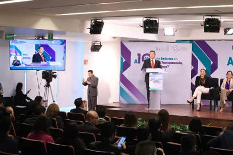 Comisionado encabezando el evento 100 Años por la Reforma de Transparencia