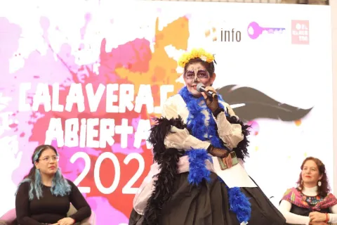 Participante del evento de Calaveritas, organizado por el equipo de Estado Abierto del INFOCDMX.