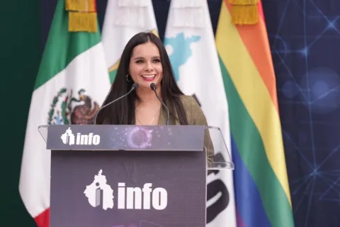 Presentación de obra con propuestas como un decálogo para enfrentar crisis en redes sociales, dirigida a personas funcionarias públicas.