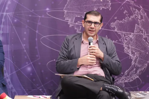 Presentación de obra con propuestas como un decálogo para enfrentar crisis en redes sociales, dirigida a personas funcionarias públicas.
