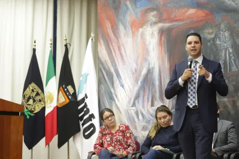 Evento en el Auditorio Benito Juárez de la Facultad de Derecho UNAM con especialistas, académicos, congresistas y autoridades reflexionando sobre inteligencia artificial.