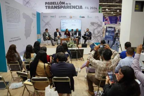Presentación de obras editoriales del INFO CDMX en la Feria Internacional del Libro de Guadalajara 2024, con participación de comisionadas y comisionado.