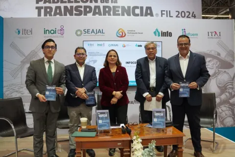 Presentación de obras editoriales del INFO CDMX en la Feria Internacional del Libro de Guadalajara 2024, con participación de comisionadas y comisionado.