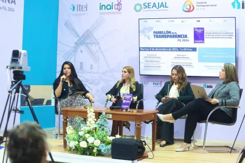 Presentación de obras editoriales del INFO CDMX en la Feria Internacional del Libro de Guadalajara 2024, con participación de comisionadas y comisionado.