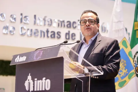 Participante exponiendo durante el evento Escazú 100924 del INFO CDMX.