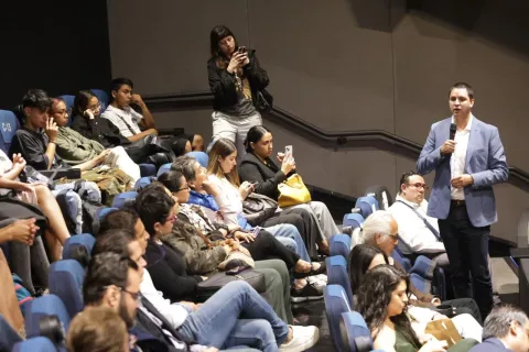 Sesión del Pleno del INFO CDMX en la Cineteca Nacional, con cine-debate sobre inteligencia artificial y protección de datos.