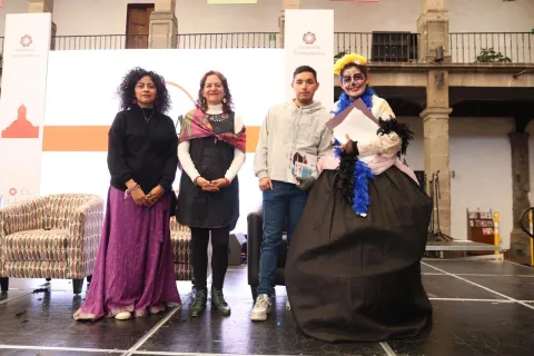 Participante del evento de Calaveritas, organizado por el equipo de Estado Abierto del INFOCDMX.