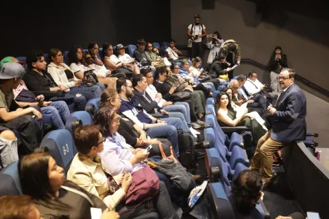Sesión del Pleno del INFO CDMX en la Cineteca Nacional, con cine-debate sobre inteligencia artificial y protección de datos.