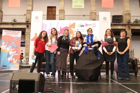 Participante del evento de Calaveritas, organizado por el equipo de Estado Abierto del INFOCDMX.