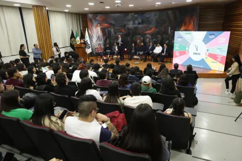Evento en el Auditorio Benito Juárez de la Facultad de Derecho UNAM con especialistas, académicos, congresistas y autoridades reflexionando sobre inteligencia artificial.