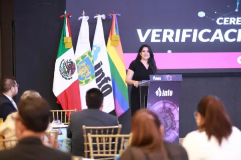 Entrega de reconocimientos del INFO CDMX a sujetos obligados por cumplimiento en verificaciones.