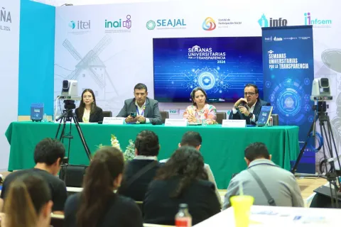 Presentación de obras editoriales del INFO CDMX en la Feria Internacional del Libro de Guadalajara 2024, con participación de comisionadas y comisionado.