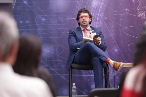 Presentación de obra con propuestas como un decálogo para enfrentar crisis en redes sociales, dirigida a personas funcionarias públicas.