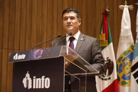 Personas ponentes del Foro Transparencia y Periodismo 2024 del INFO CDMX posan frente al fondo institucional.