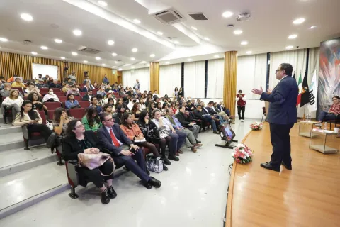 Evento en el Auditorio Benito Juárez de la Facultad de Derecho UNAM con especialistas, académicos, congresistas y autoridades reflexionando sobre inteligencia artificial.