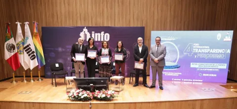 Personas ponentes del Foro Transparencia y Periodismo 2024 del INFO CDMX posan frente al fondo institucional.