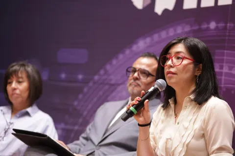 Personas ponentes del Foro Transparencia y Periodismo 2024 del INFO CDMX posan frente al fondo institucional.