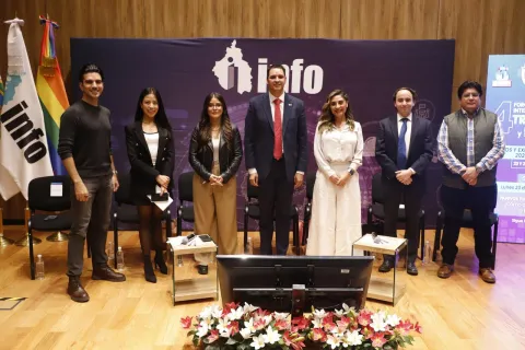 Personas ponentes del Foro Transparencia y Periodismo 2024 del INFO CDMX posan frente al fondo institucional.