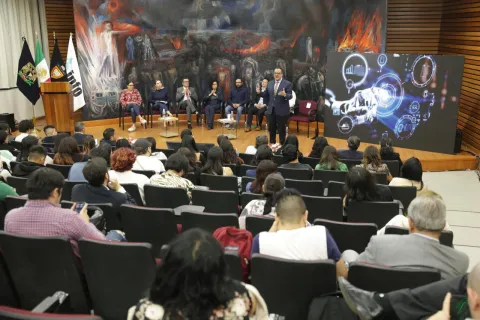 Evento en el Auditorio Benito Juárez de la Facultad de Derecho UNAM con especialistas, académicos, congresistas y autoridades reflexionando sobre inteligencia artificial.