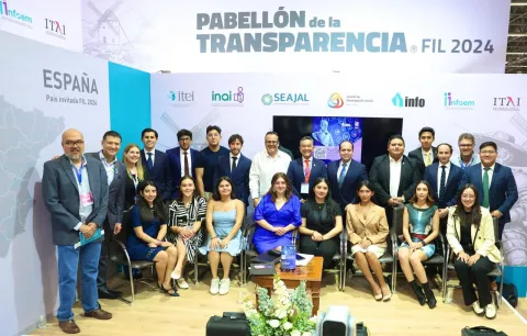 Presentación de obras editoriales del INFO CDMX en la Feria Internacional del Libro de Guadalajara 2024, con participación de comisionadas y comisionado.