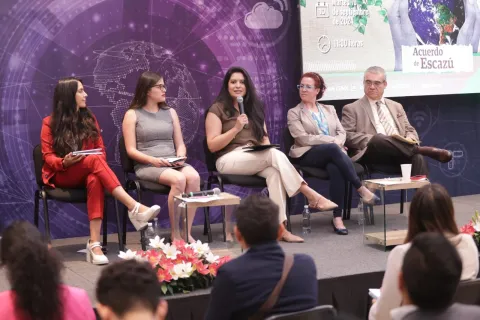Asistentes en el foro sobre el Acuerdo de Escazú organizado por INFO CDMX.