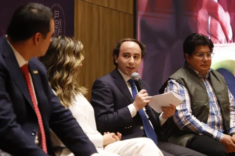 Personas ponentes del Foro Transparencia y Periodismo 2024 del INFO CDMX posan frente al fondo institucional.