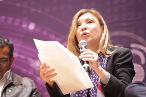 Personas ponentes del Foro Transparencia y Periodismo 2024 del INFO CDMX posan frente al fondo institucional.
