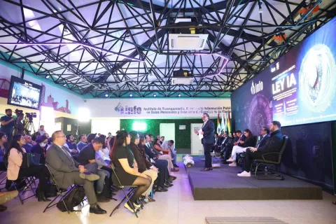 Primer foro de Parlamento Abierto sobre inteligencia artificial realizado en INFO CDMX, con participación de especialistas, estudiantes y autoridades.
