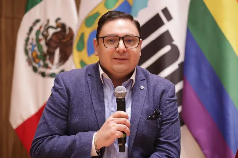 Personas ponentes del Foro Transparencia y Periodismo 2024 del INFO CDMX posan frente al fondo institucional.