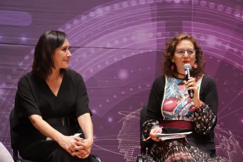 Personas ponentes del Foro Transparencia y Periodismo 2024 del INFO CDMX posan frente al fondo institucional.