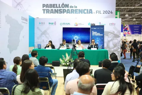 Presentación de obras editoriales del INFO CDMX en la Feria Internacional del Libro de Guadalajara 2024, con participación de comisionadas y comisionado.