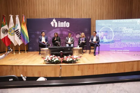 Personas ponentes del Foro Transparencia y Periodismo 2024 del INFO CDMX posan frente al fondo institucional.