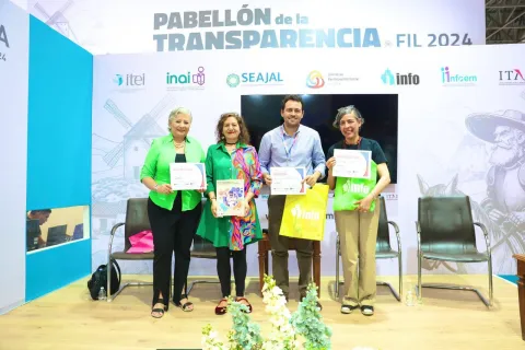 Presentación de obras editoriales del INFO CDMX en la Feria Internacional del Libro de Guadalajara 2024, con participación de comisionadas y comisionado.