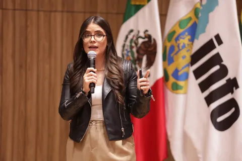 Personas ponentes del Foro Transparencia y Periodismo 2024 del INFO CDMX posan frente al fondo institucional.