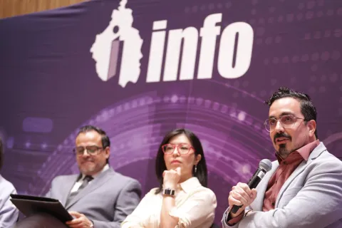 Personas ponentes del Foro Transparencia y Periodismo 2024 del INFO CDMX posan frente al fondo institucional.