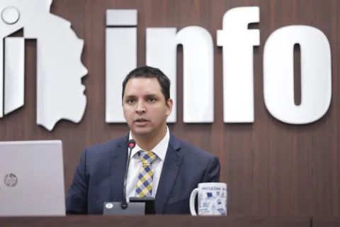 Sesión ordinaria del Pleno del INFO CDMX donde se aprueban recursos de revisión en favor de la ciudadanía.