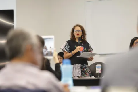 La Comisionada María del Carmen Nava Polina del INFO CDMX durante la presentación de un protocolo sobre prevención y transparencia.