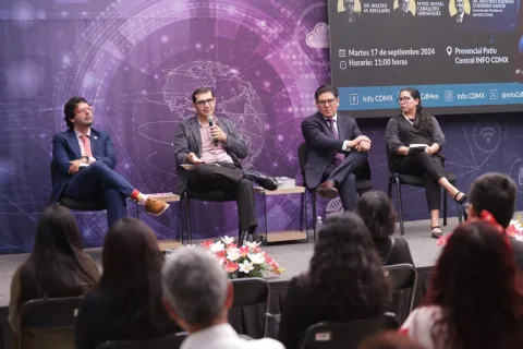 Presentación de obra con propuestas como un decálogo para enfrentar crisis en redes sociales, dirigida a personas funcionarias públicas.