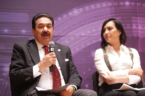 Personas ponentes del Foro Transparencia y Periodismo 2024 del INFO CDMX posan frente al fondo institucional.