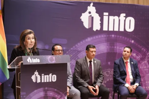 Personas ponentes del Foro Transparencia y Periodismo 2024 del INFO CDMX posan frente al fondo institucional.